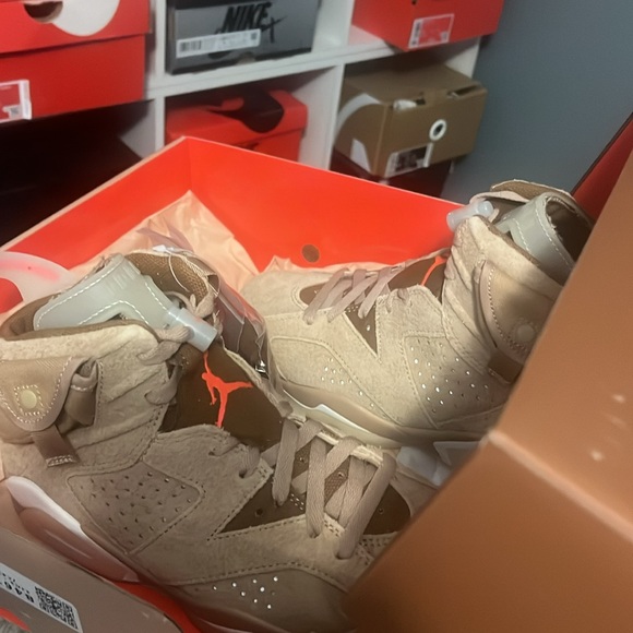 Travis Scott! Jordan kicks! Never worn brand new! Includes back pack/dustpack - Picture 6 of 12